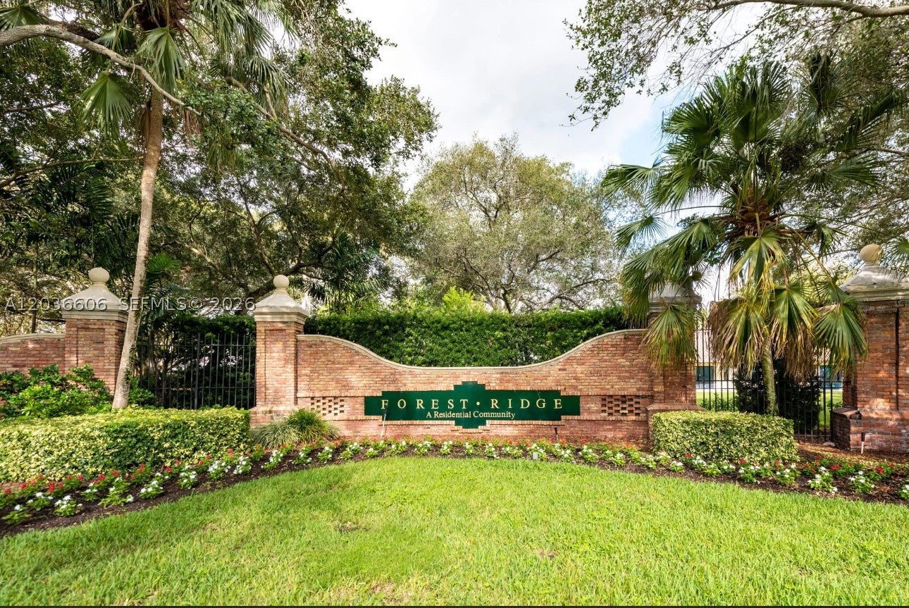 8815 Woodside Ct