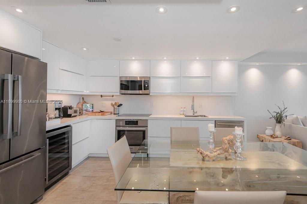 RONEY PALACE CONDO - Residential Lease