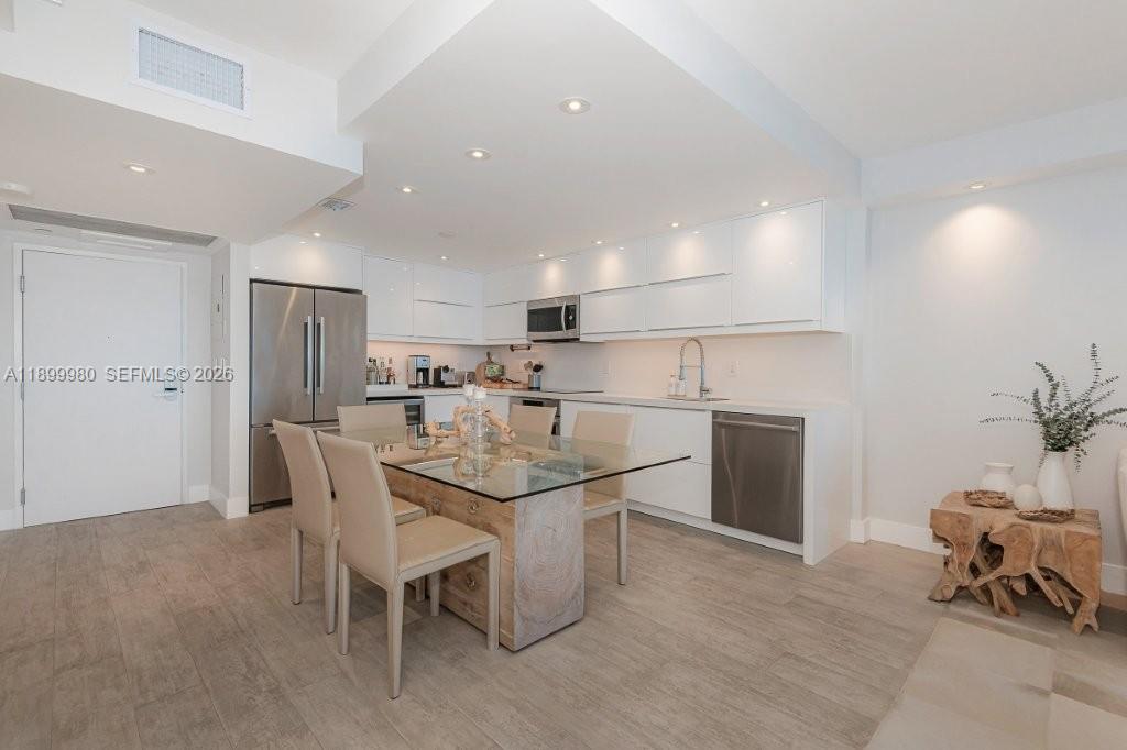 RONEY PALACE CONDO - Residential Lease