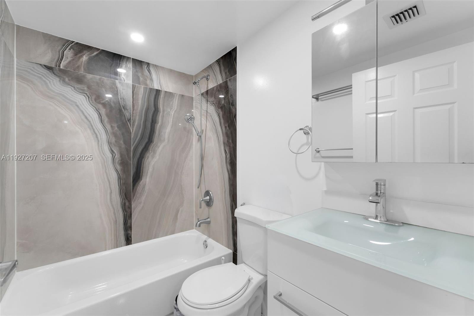 VISTA ALEGRE TOWNHOMES VI - Residential