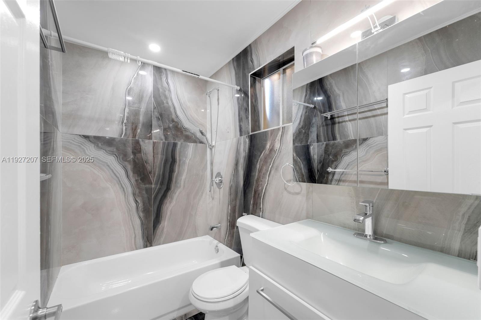 VISTA ALEGRE TOWNHOMES VI - Residential