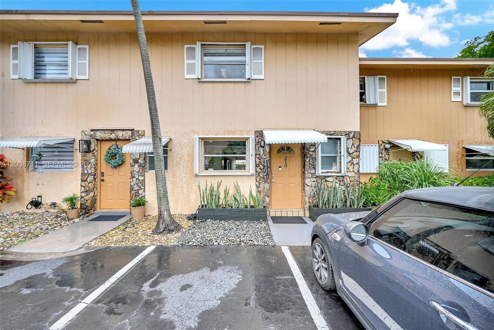 TOWNHOUSE EAST 1 CONDO - Residential