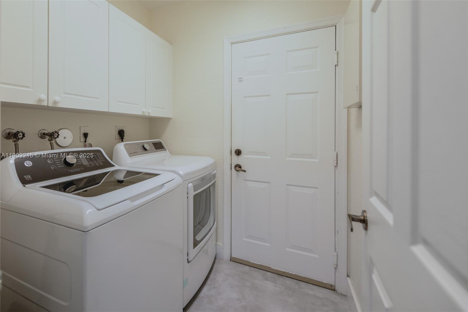 WESTON HILLS - Residential