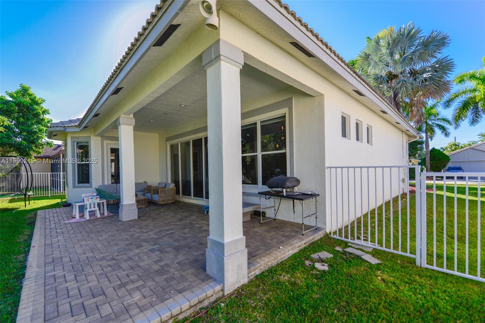 WESTON HILLS - Residential