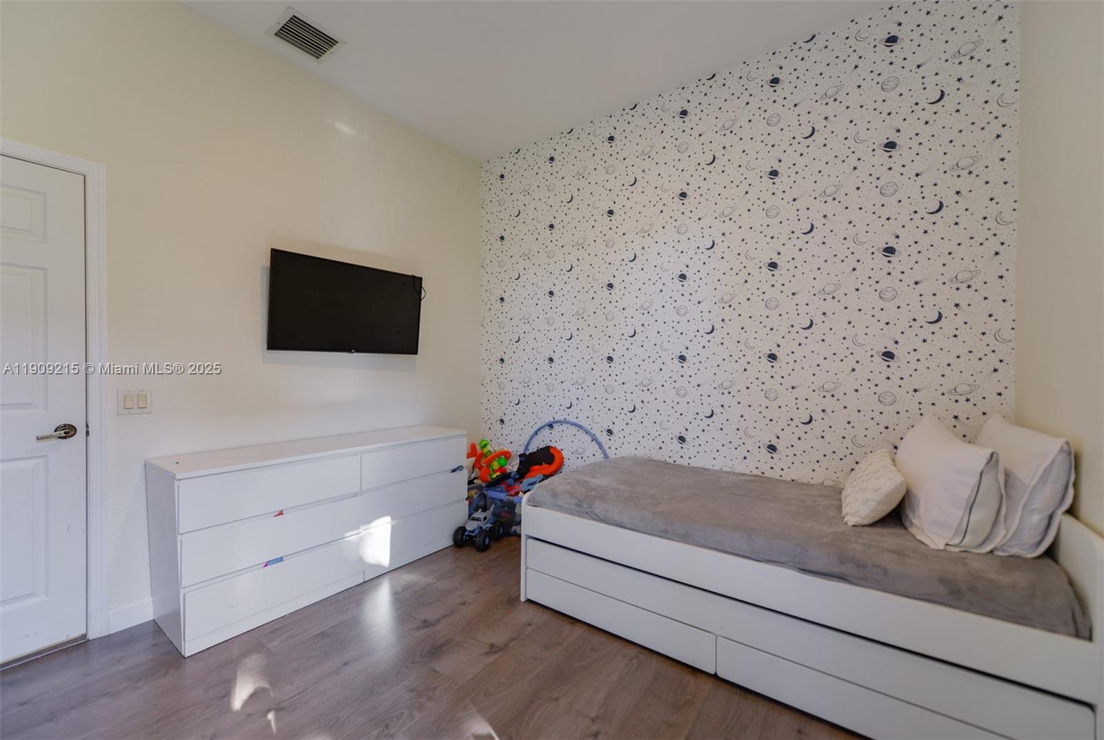 WESTON HILLS - Residential