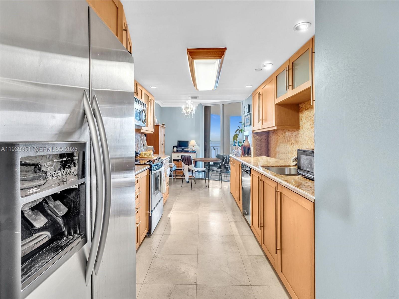 TOWERS OF QUAYSIDE CONDO - Residential