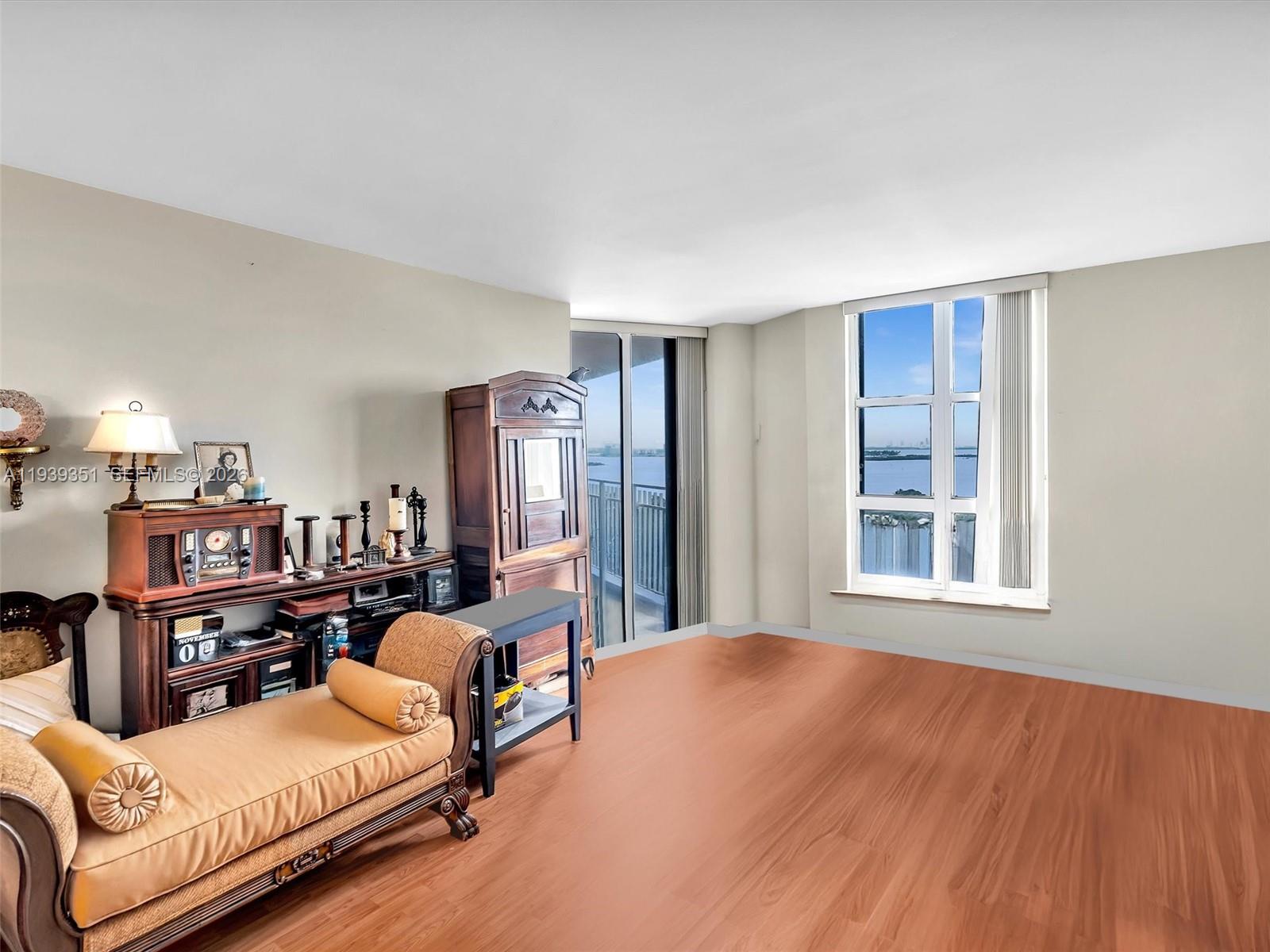 TOWERS OF QUAYSIDE CONDO - Residential