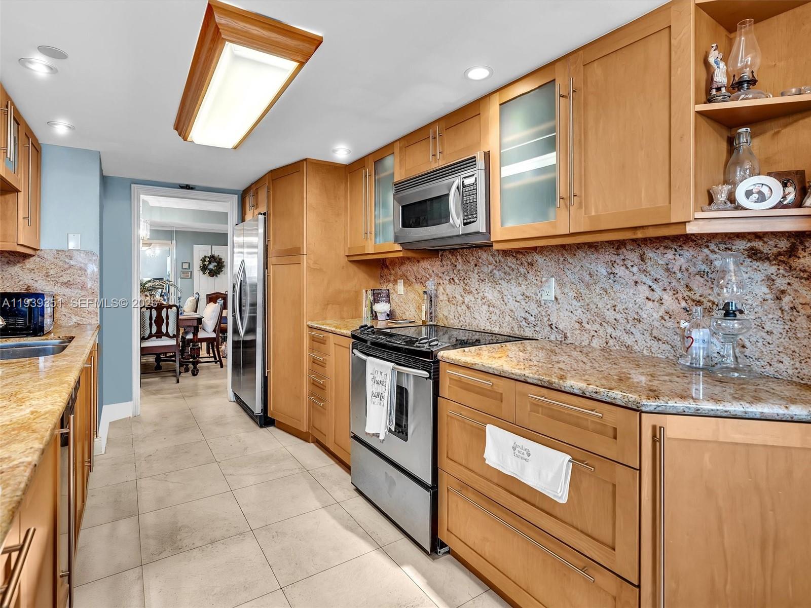 TOWERS OF QUAYSIDE CONDO - Residential