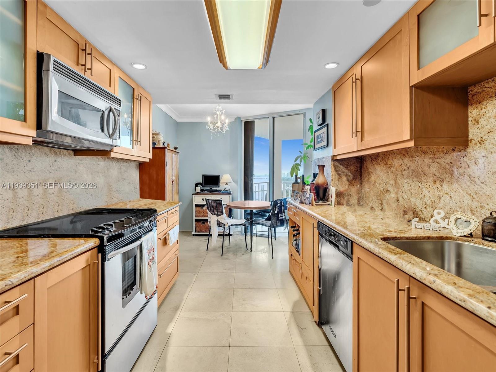 TOWERS OF QUAYSIDE CONDO - Residential