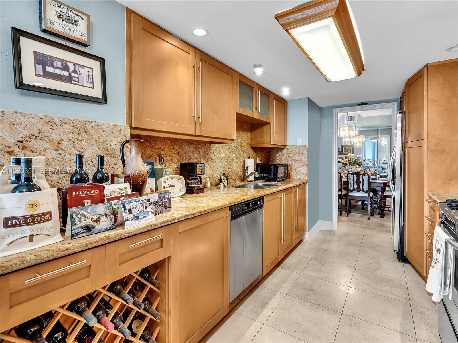 TOWERS OF QUAYSIDE CONDO - Residential