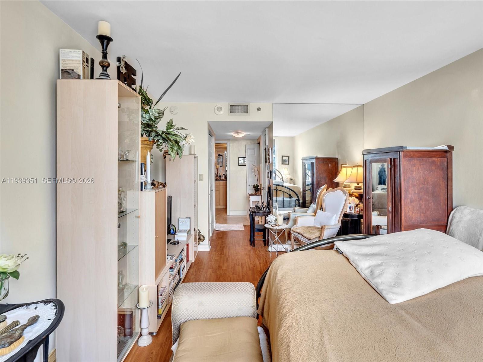 TOWERS OF QUAYSIDE CONDO - Residential