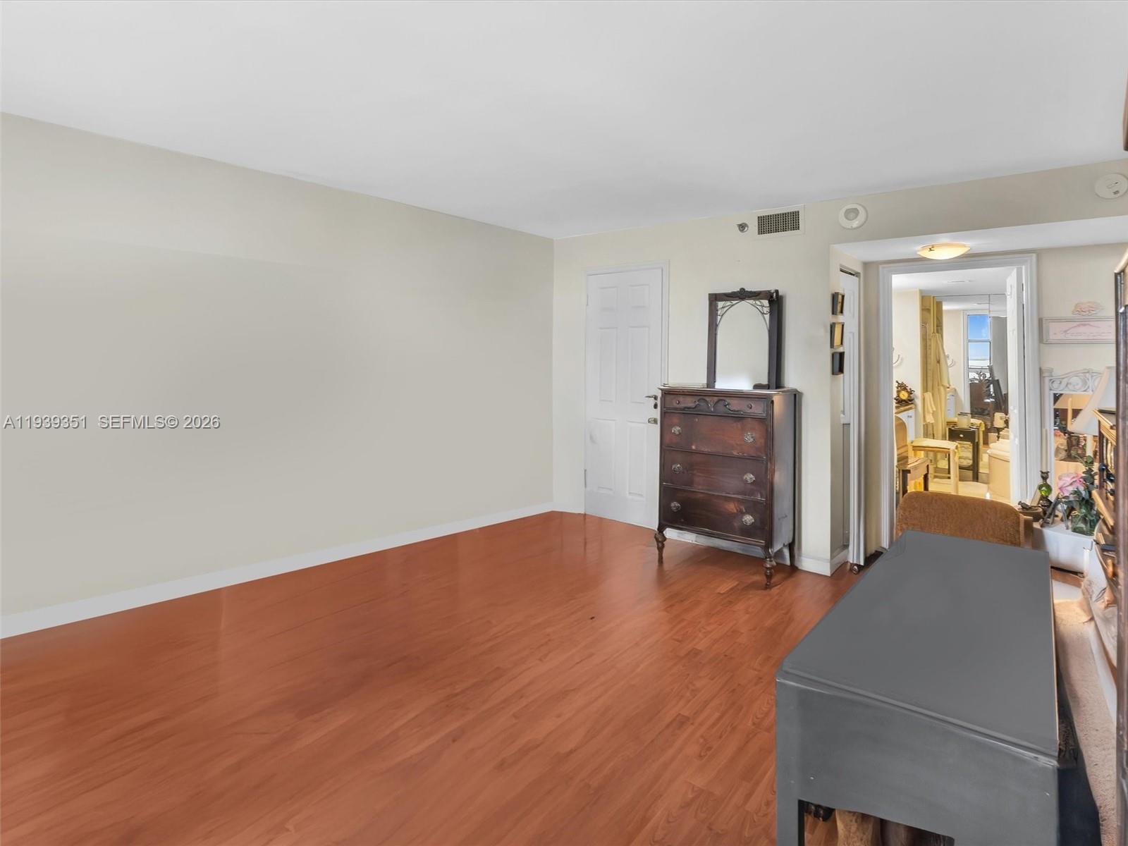 TOWERS OF QUAYSIDE CONDO - Residential