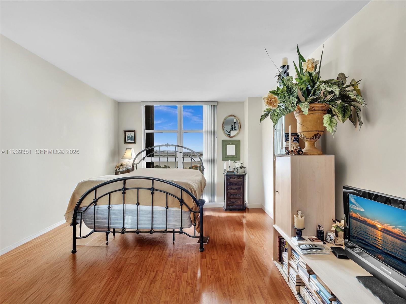 TOWERS OF QUAYSIDE CONDO - Residential