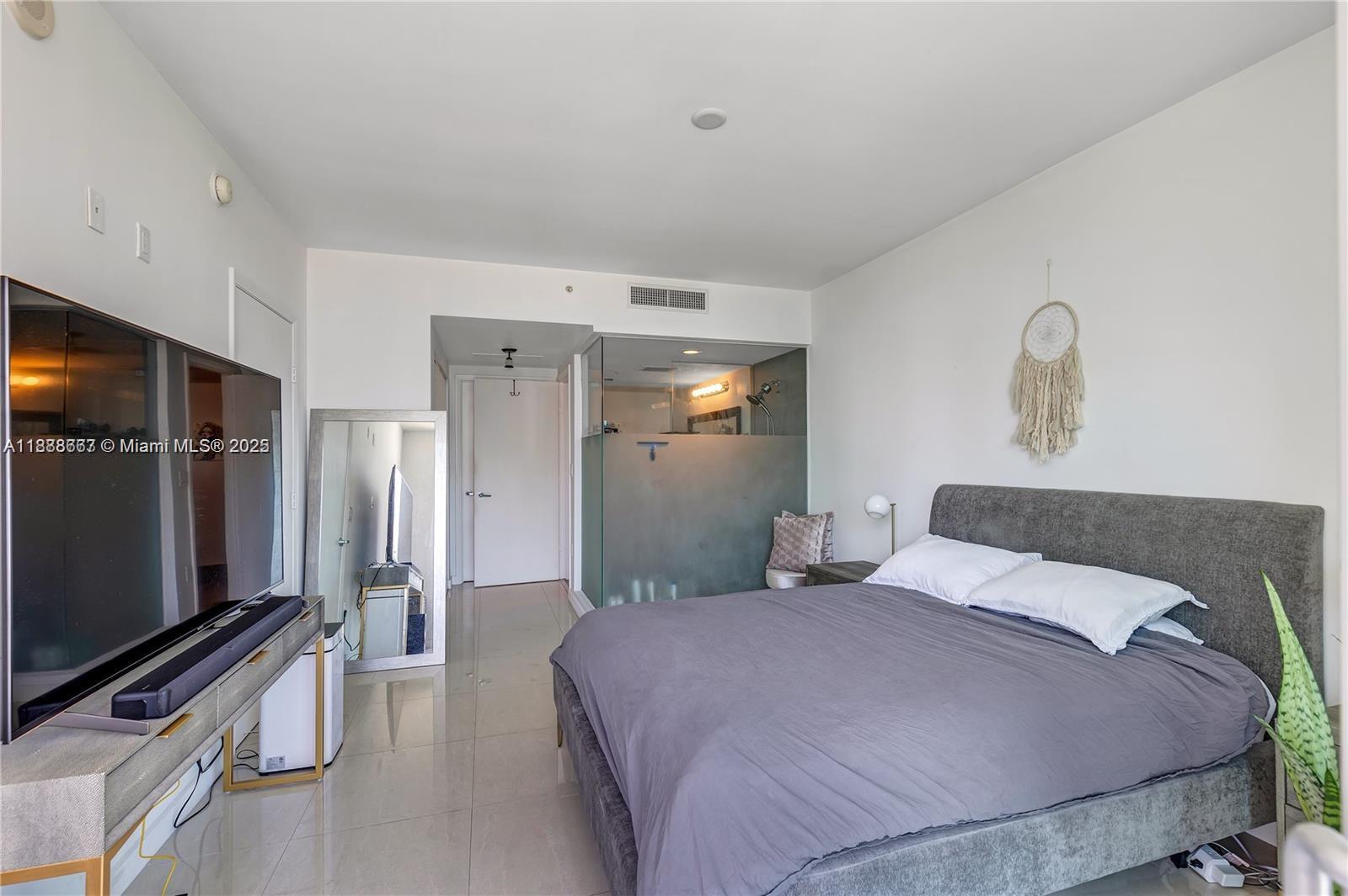 MINT CONDO - Residential