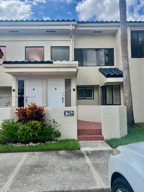 GORGEOUS, UPGRADED COACH HOME, LIGHT & BRIGHT ATMOSPHERE. VAULTED CEILINGS, NEW LAMINATE FLOORS THRU OUT THE UNIT,FRESHLY PAINTED WITH NEUTRAL COLOR WALLS,WASHER AND DRYER IN THE UNIT - ABUNDANCE OF WINDOWS. DOUBLE FRENCH DOORS TO MASTER SUITE, THE MASTER BATHROOM HAS COMPLETELY REDONE..ENJOY PEACEFUL CANAL VIEW FROM SCREENED IN PATIO. PROPERTY SHOWS WELL.. TENANT MUST HAVE GOOD CREDIT 650+CREDIT SCORE.. EASY TO SHOW.... NO PETS!! TENANT TO PAY SCREENING FEE $100.00 TO R1S1 REALTY.
