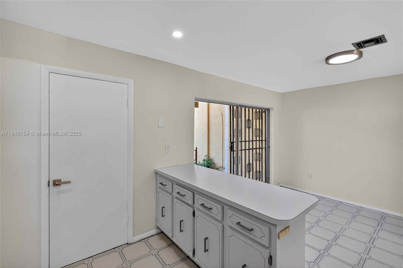 TARACOMA TOWNHOMES CONDO - Residential