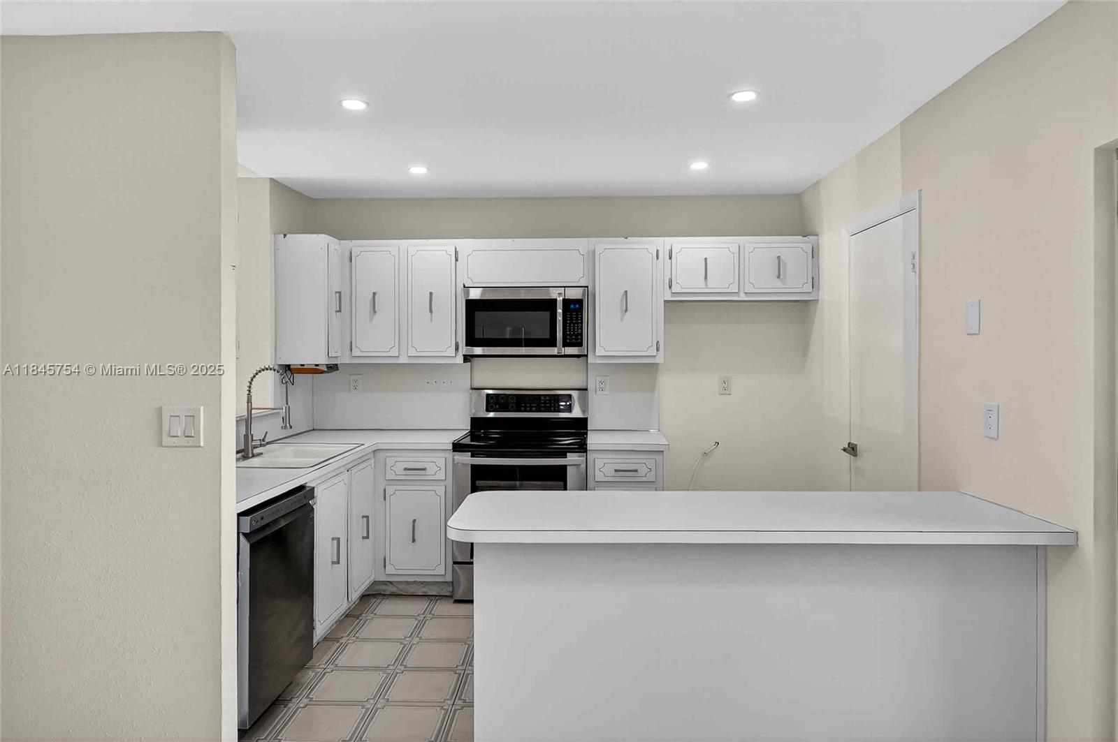 TARACOMA TOWNHOMES CONDO - Residential