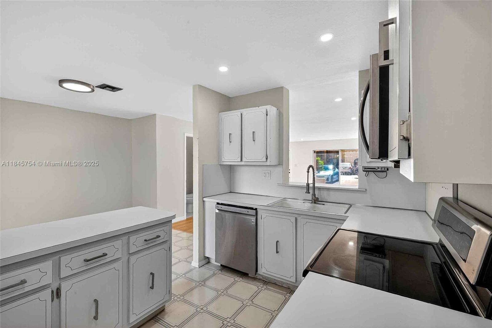 TARACOMA TOWNHOMES CONDO - Residential