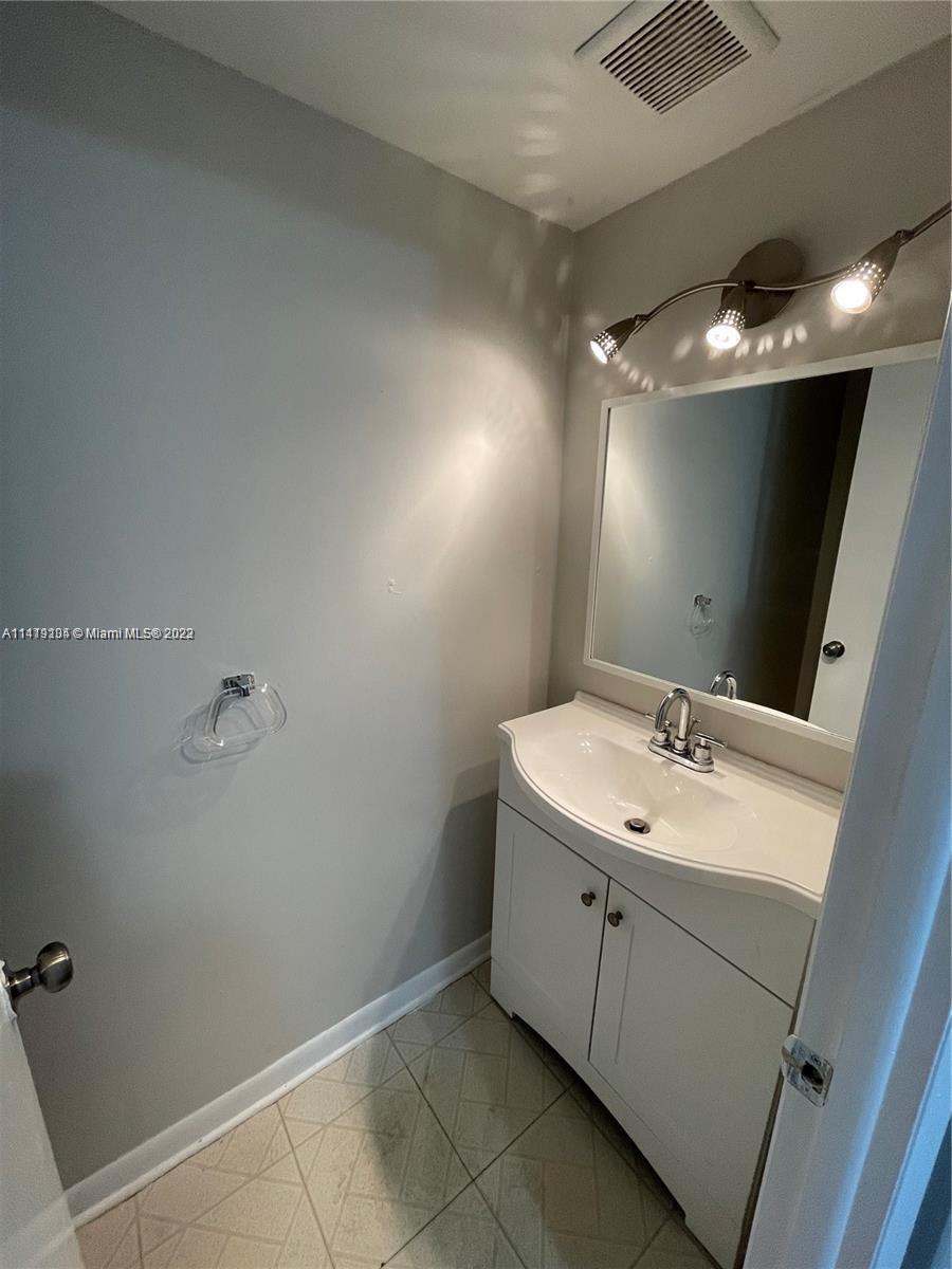 THE VINTAGE CONDO - Residential Lease