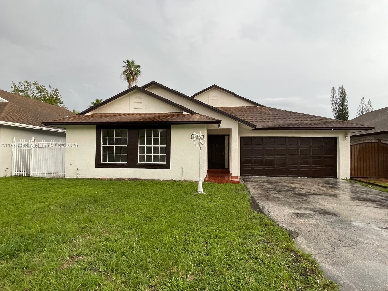 Well kept 3/2 corner unit in Country Lake. Very spacious with water/canal access in the backyard, large garage and close to highways.