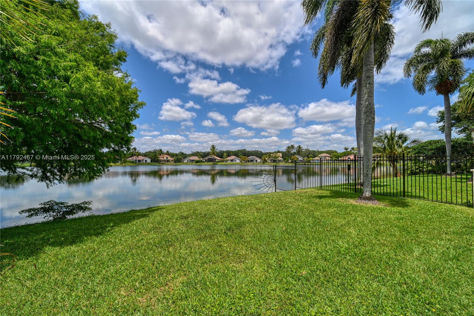 EMBASSY LAKES - Residential