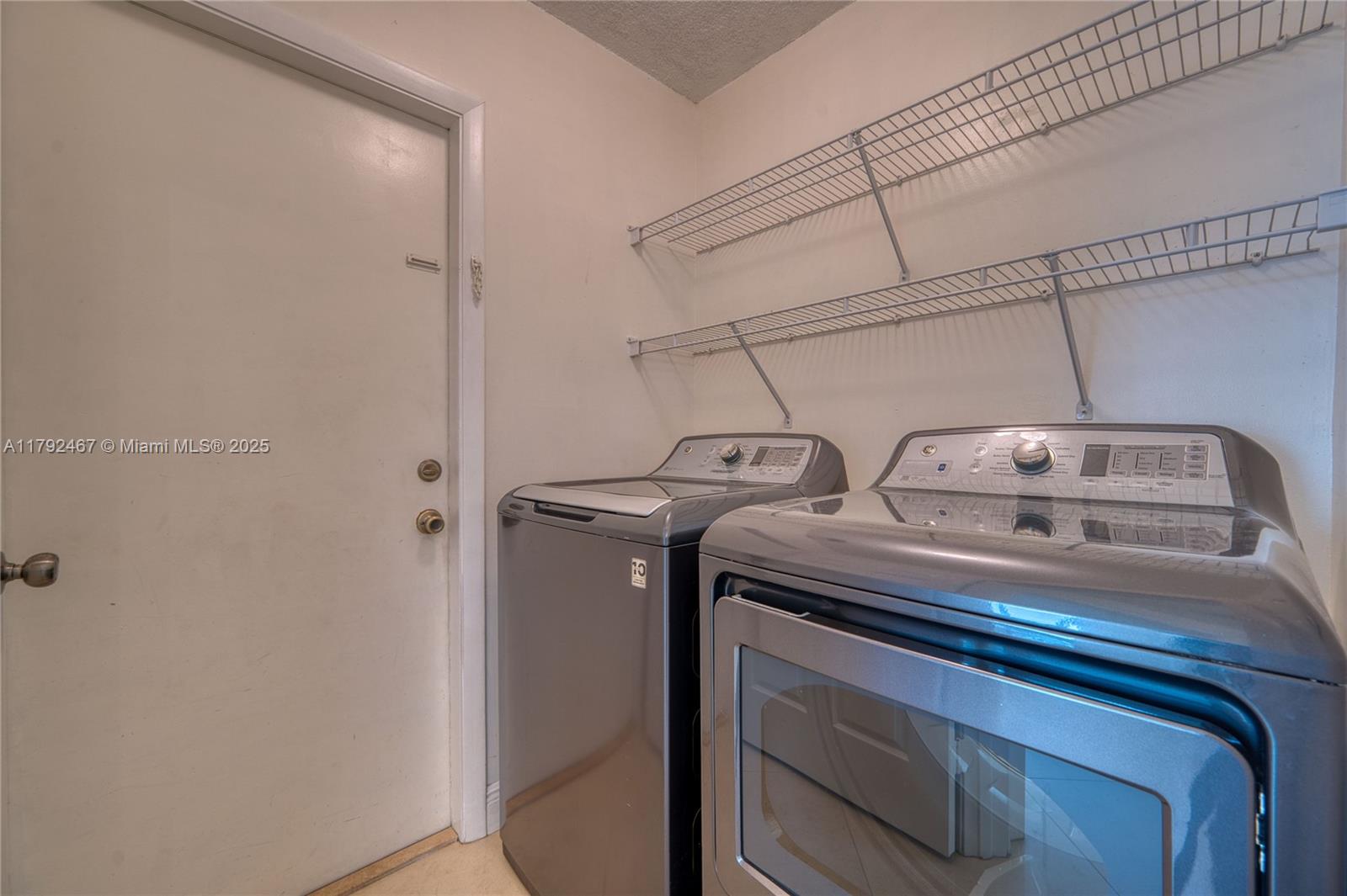 EMBASSY LAKES - Residential