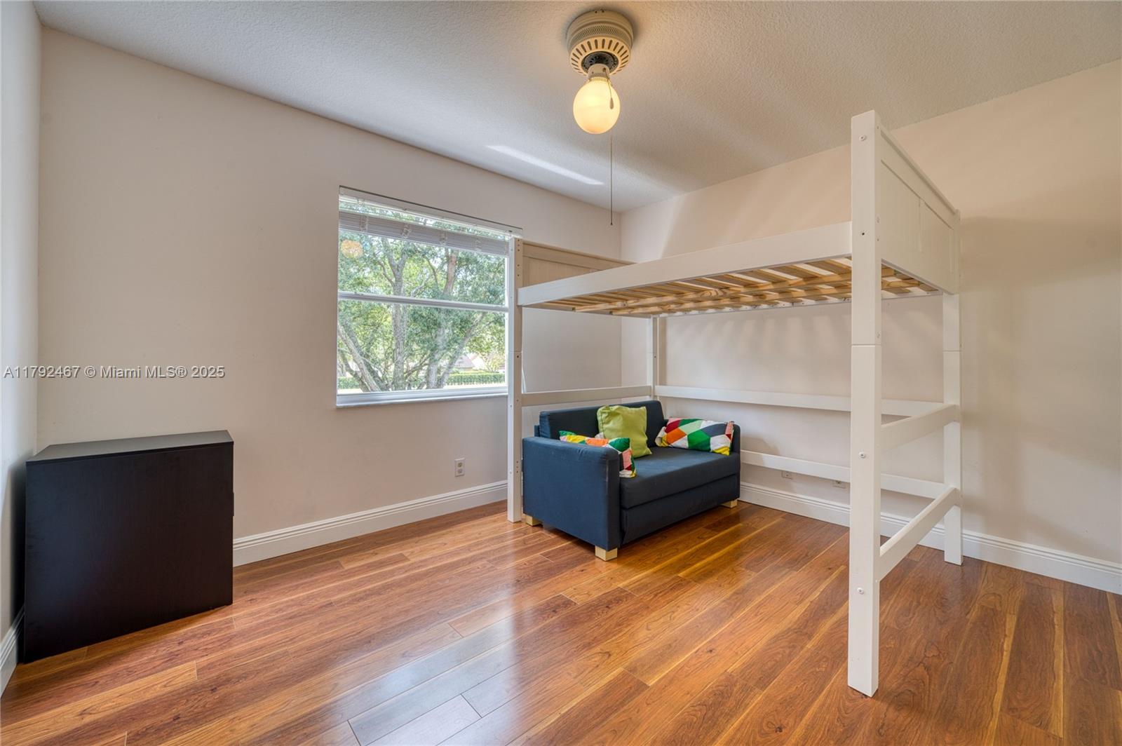 EMBASSY LAKES - Residential