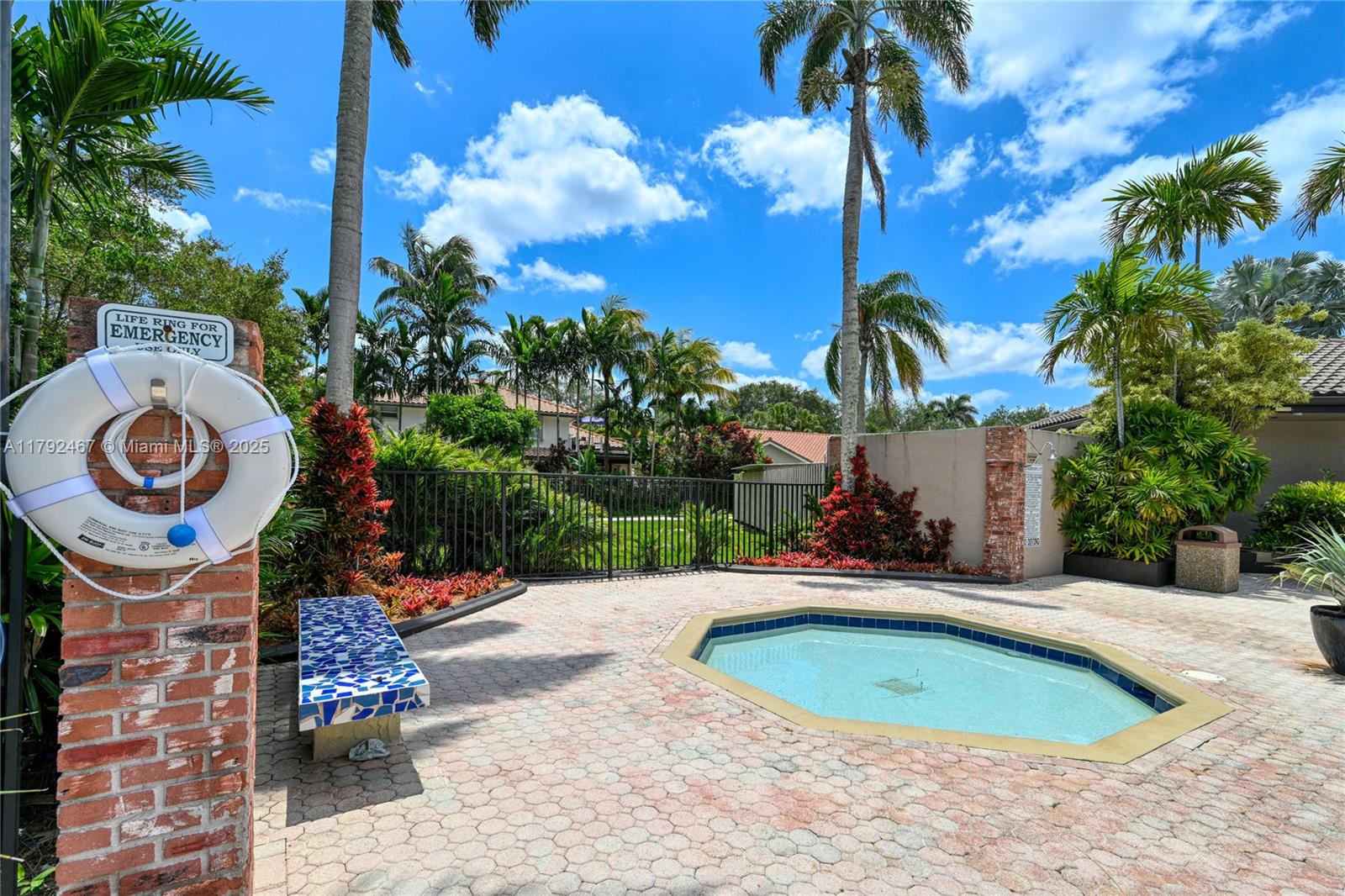 EMBASSY LAKES - Residential