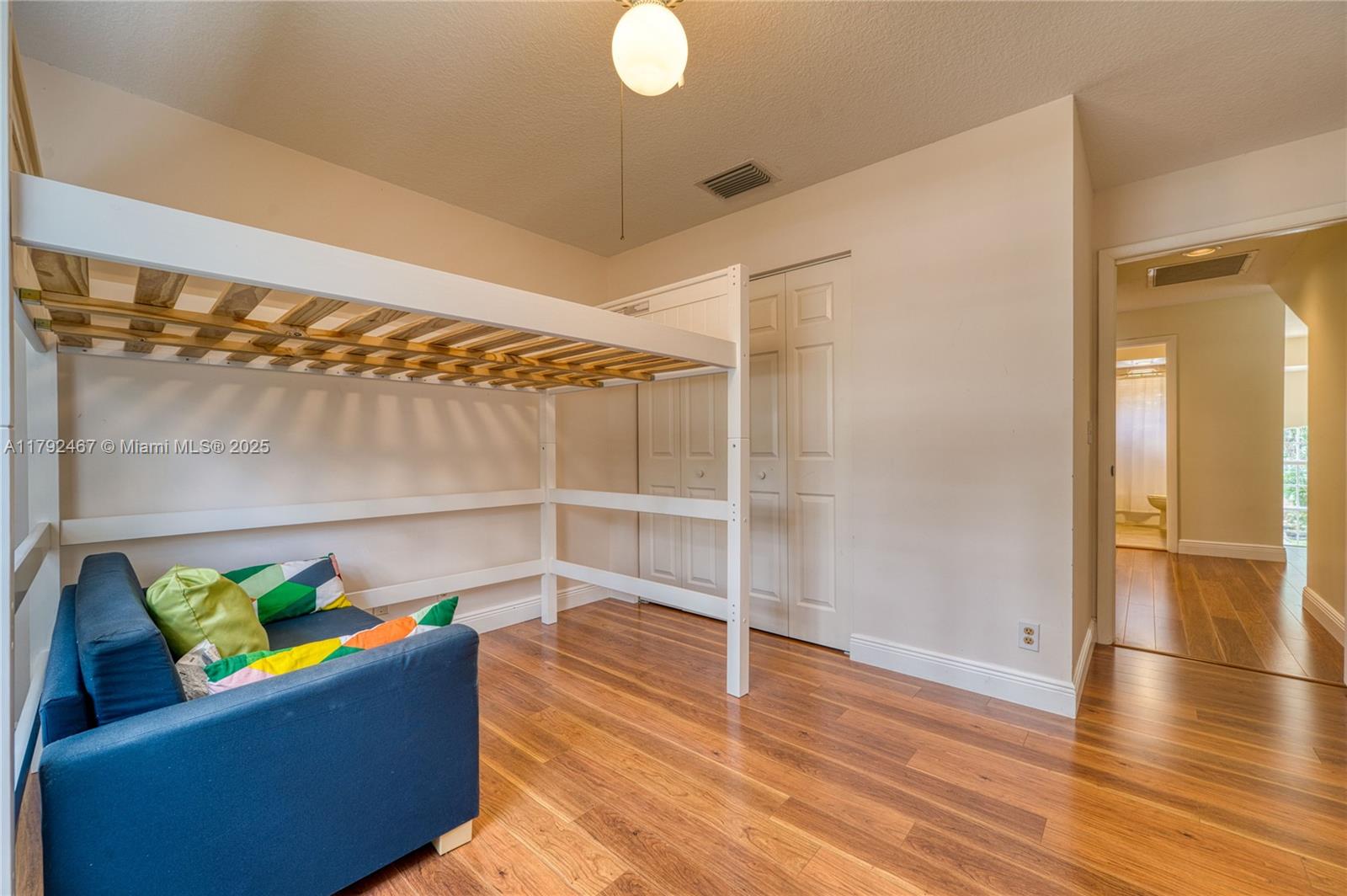 EMBASSY LAKES - Residential