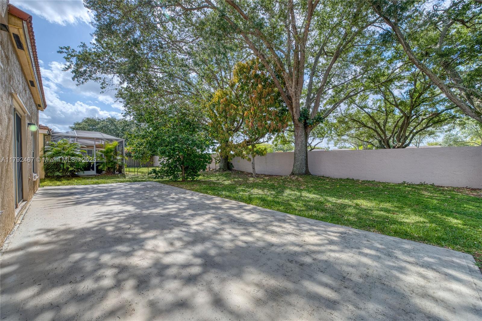 EMBASSY LAKES - Residential