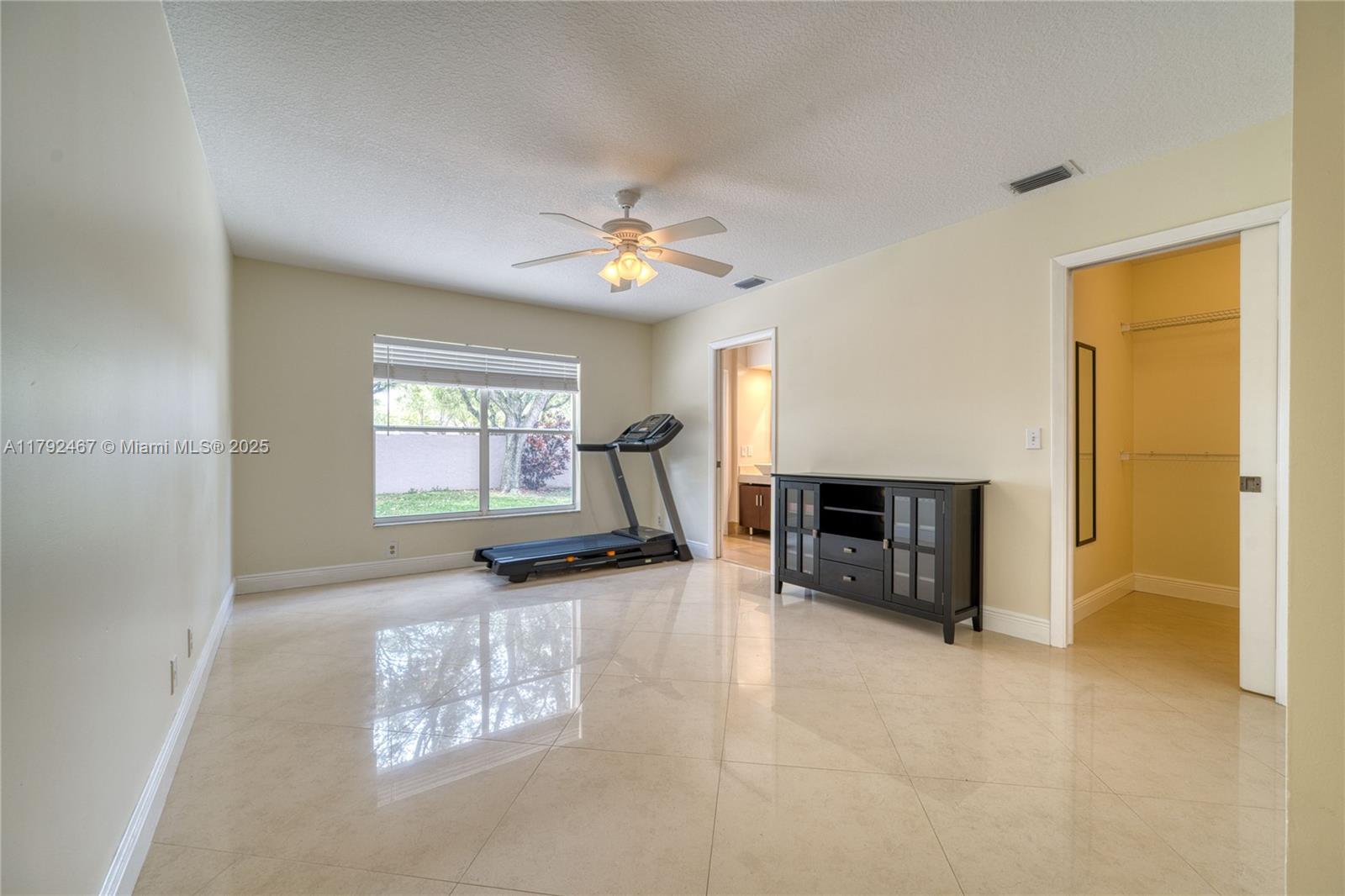 EMBASSY LAKES - Residential