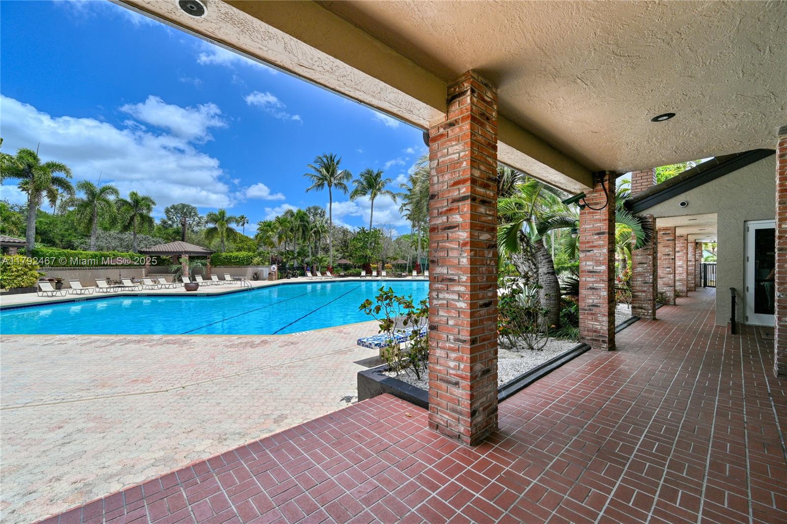 EMBASSY LAKES - Residential