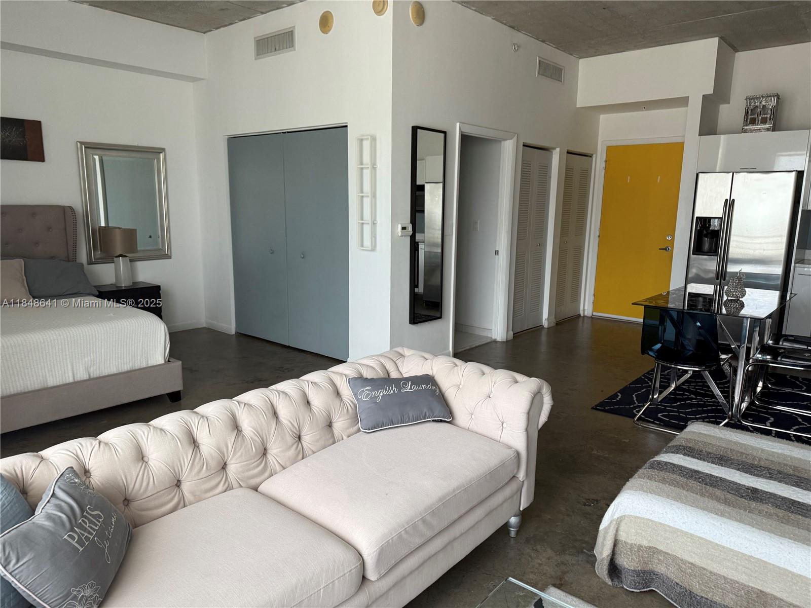 CENTRAL LOCATION IN DOWNTOWN MIAMI GREAT HIGHRISE WITH FANTASTIC AMANETIES. KIJE ROOFTOP POOL OUTDOOR JACUSSY , GYM AND SAUNA . FULLY FURNISH CONDO WITH BALCONY AND NICE VIEW. INCLUDES CABLE. INTERNET WATER. TENANT WILL BE RESPONSABLE OF FPL.