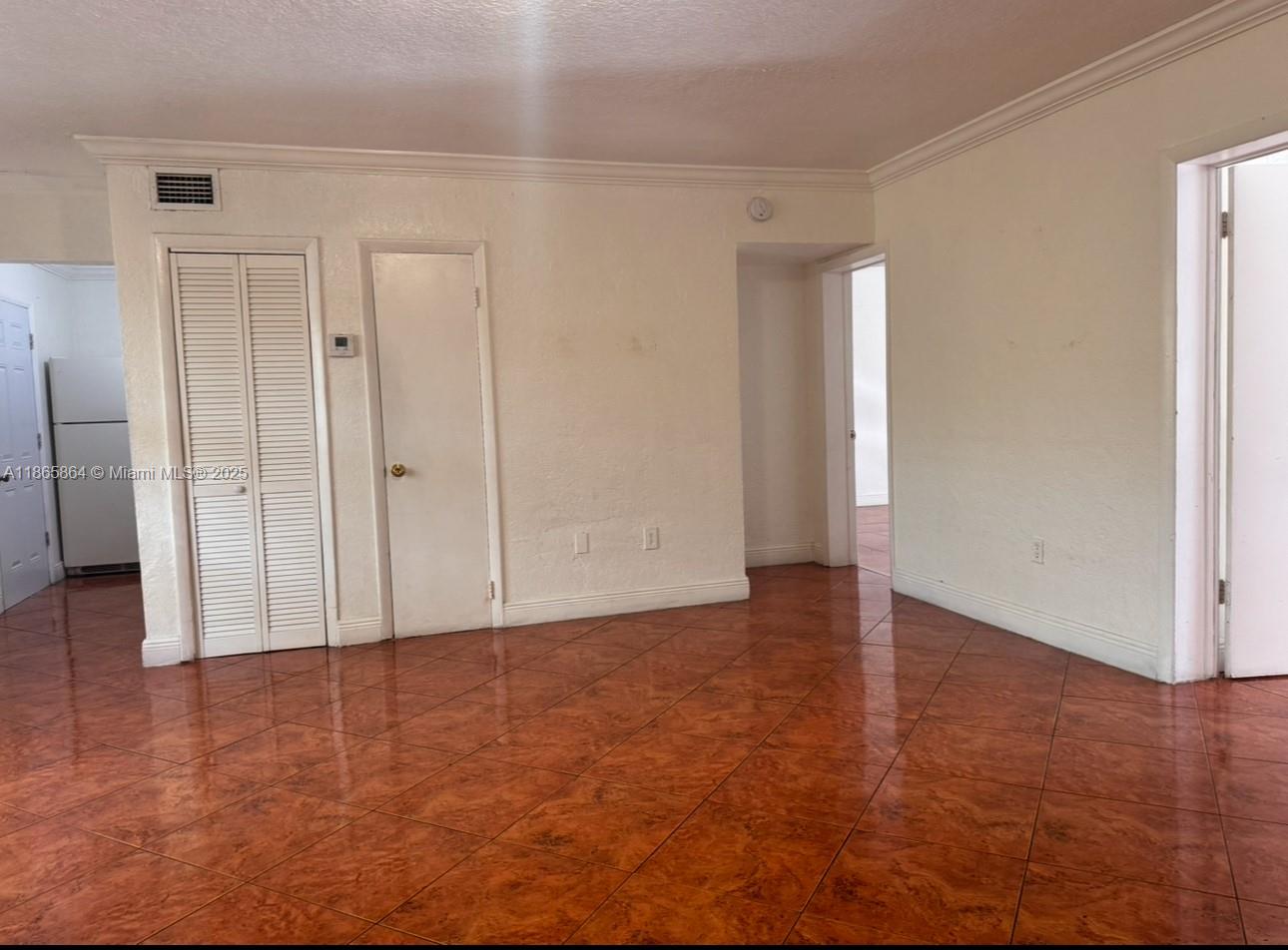 WELCOME to this Great Apartment in THE KENSINGTON CONDO, in the heart of Hialeah , Close to Westland Mall, La Carreta Restaurant, 49 Street Hialeah. Easy to showing !