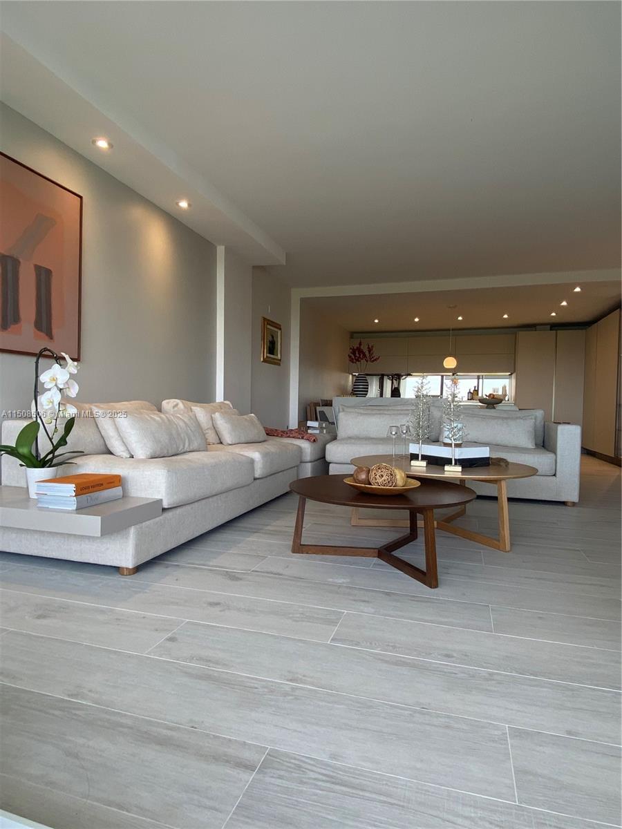 COMMODORE CLUB SOUTH COND - Residential Lease