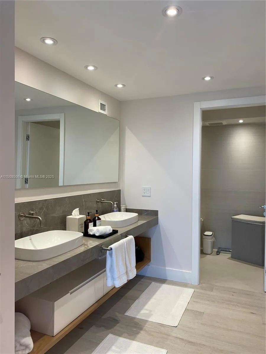 Key Biscayne, Florida 33149, United States, 2 Bedrooms Bedrooms, ,2 BathroomsBathrooms,Residential,Active,67419