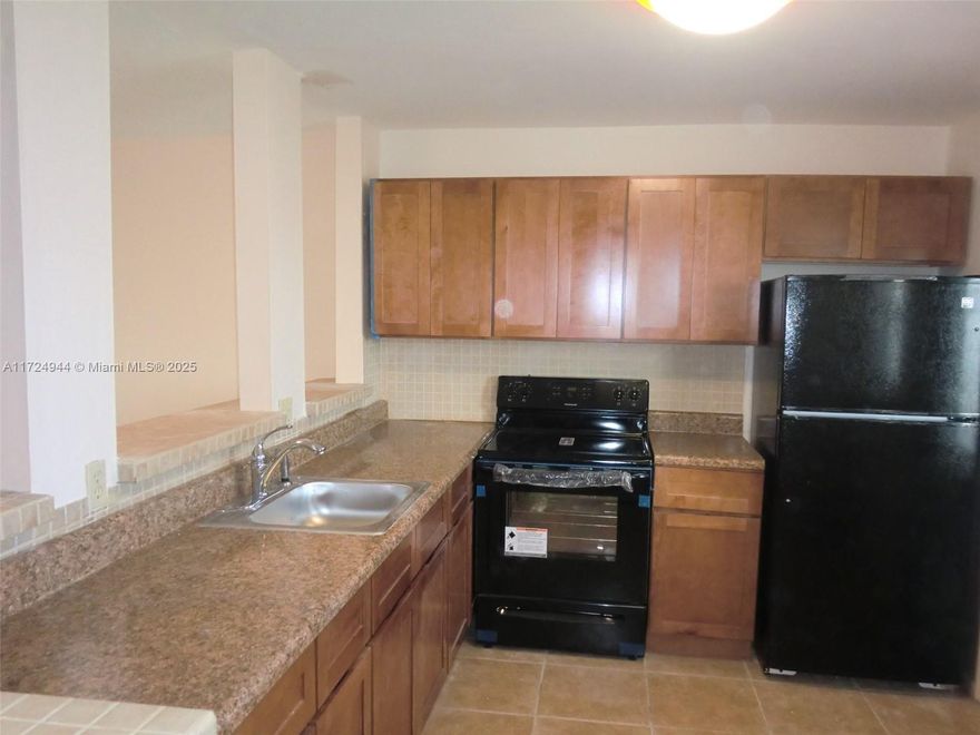 Recently renovated condo with new kitchen and tile floor in very quiet and secure community. Pool, sauna. Can be rented right away.