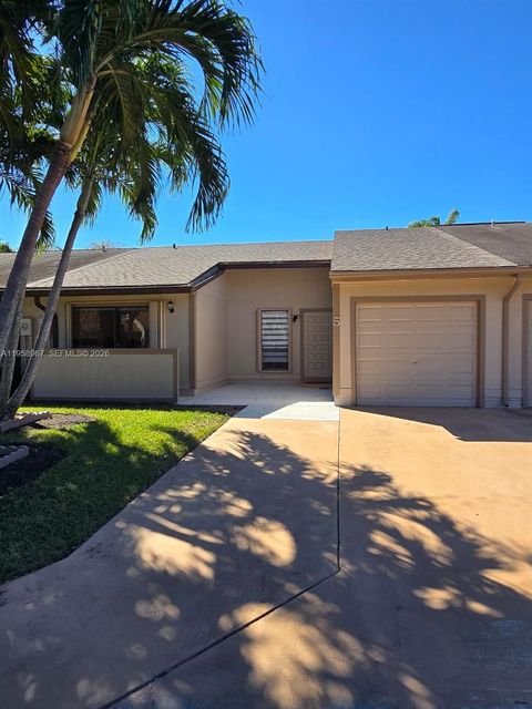 Photo of 5 Rogart Cir, Boynton Beach, FL 33426 (MLS # A11958967)