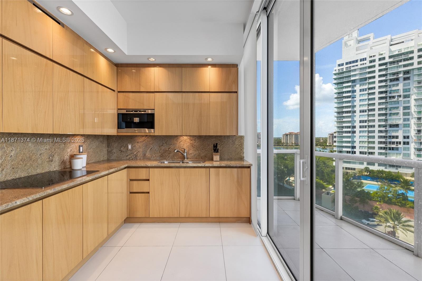 CONTINUUM ON SOUTH BEACH - Residential