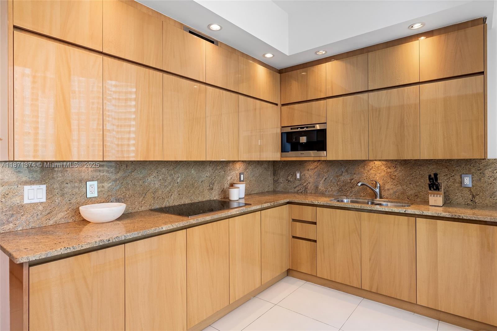 CONTINUUM ON SOUTH BEACH - Residential