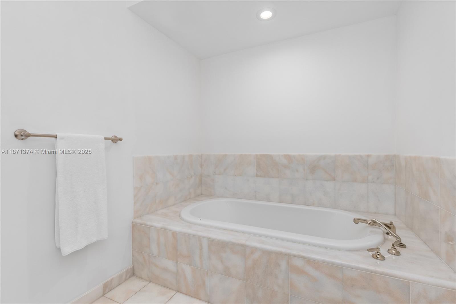 CONTINUUM ON SOUTH BEACH - Residential