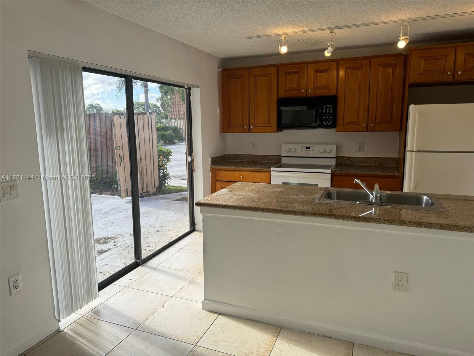 WATERSIDE LUXURY TOWNHOME - Residential