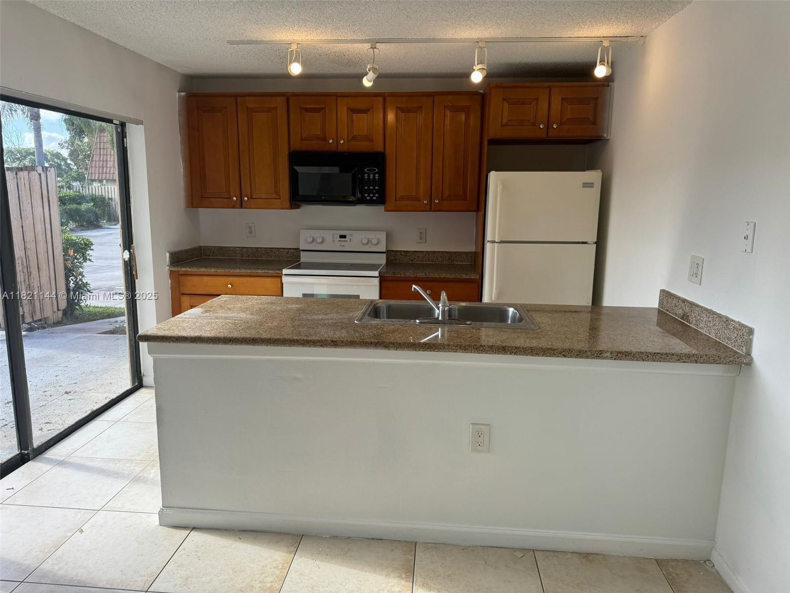 WATERSIDE LUXURY TOWNHOME - Residential