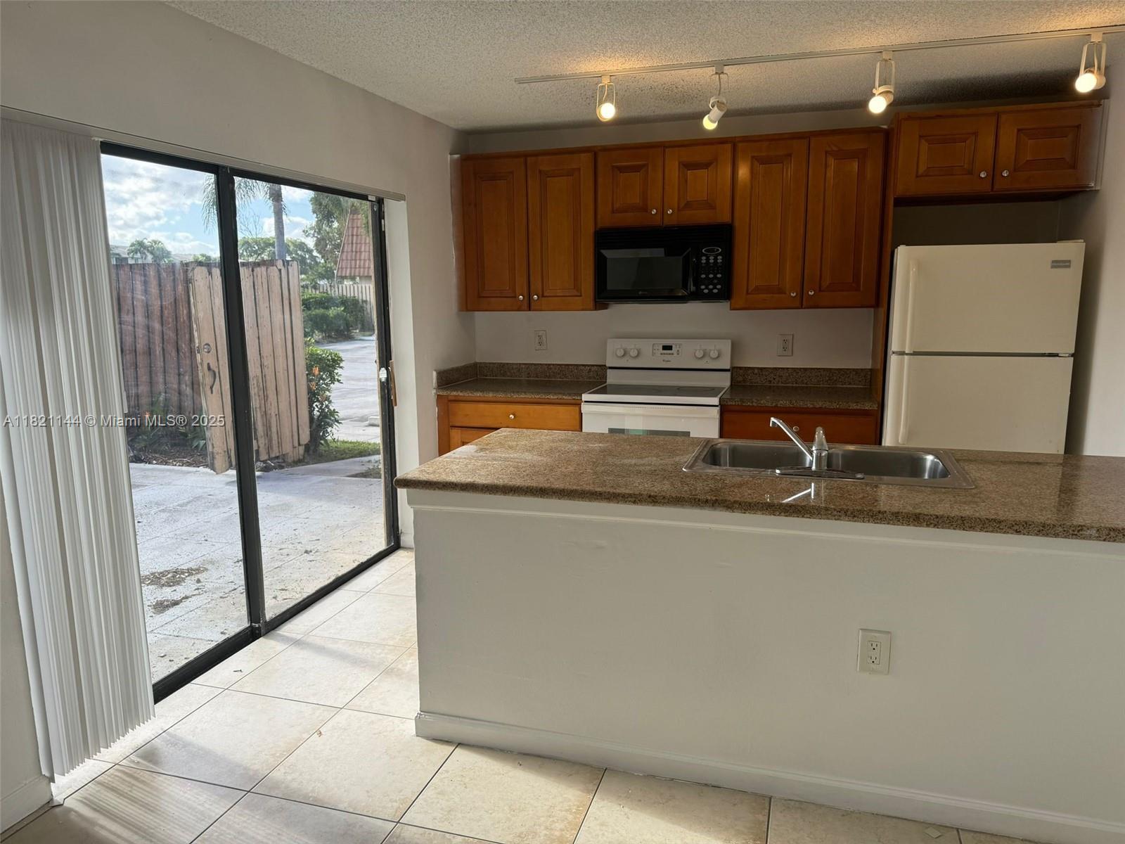 WATERSIDE LUXURY TOWNHOME - Residential