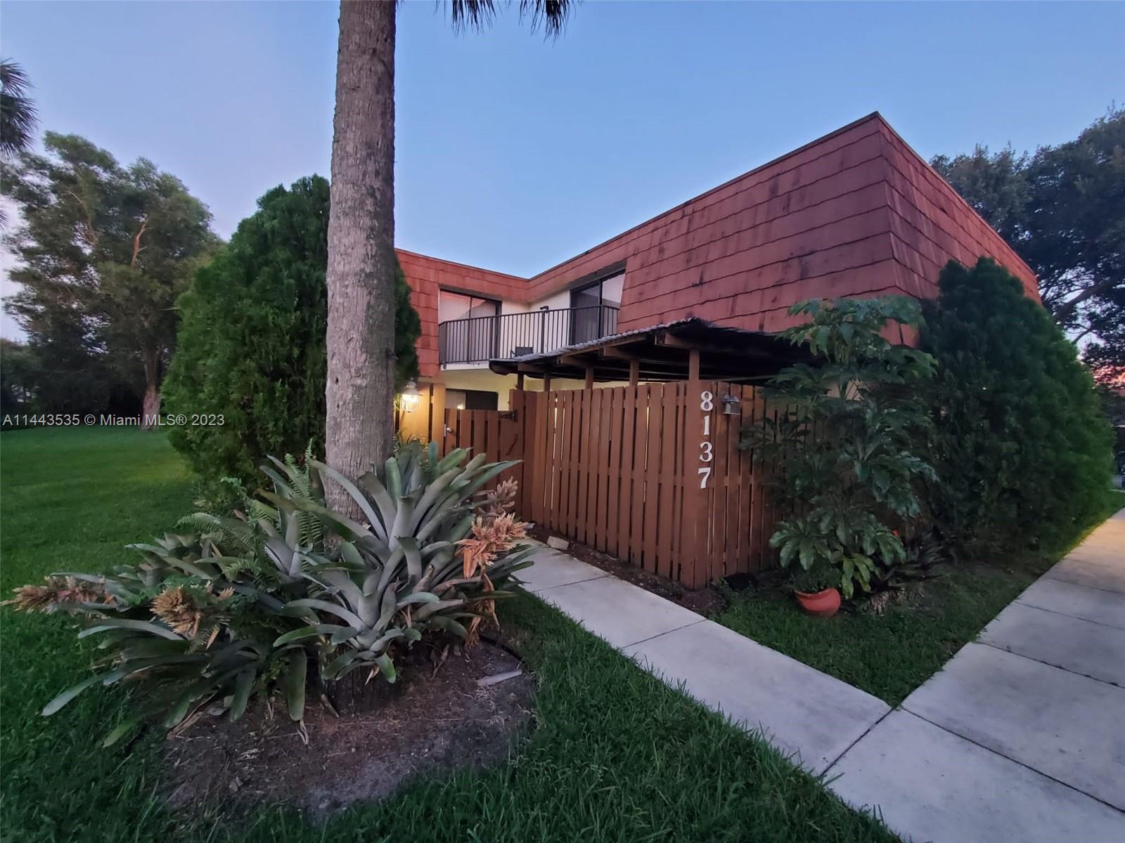 HARD TO FIND SPACIOUS 3 BEDROOMS, 2.5 BATH TOWNHOUSE. NICE SIZE MASTER BEDROOM WITH GREAT CLOSET SPACE. SPACIOUS OPEN LIVING AND DINING ROOM AREAS. WASHER AND DRYER INSIDE, BEAUTIFUL TOWNHOME READY TO MOVE IN. VERY-WELL KEPT TOWNHOUSE IN A GREAT WELL-MAINTAINED COMMUNITY.