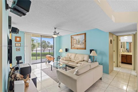 Condominium in Pompano Beach FL 3450 Blue Lake Dr Dr 10.jpg