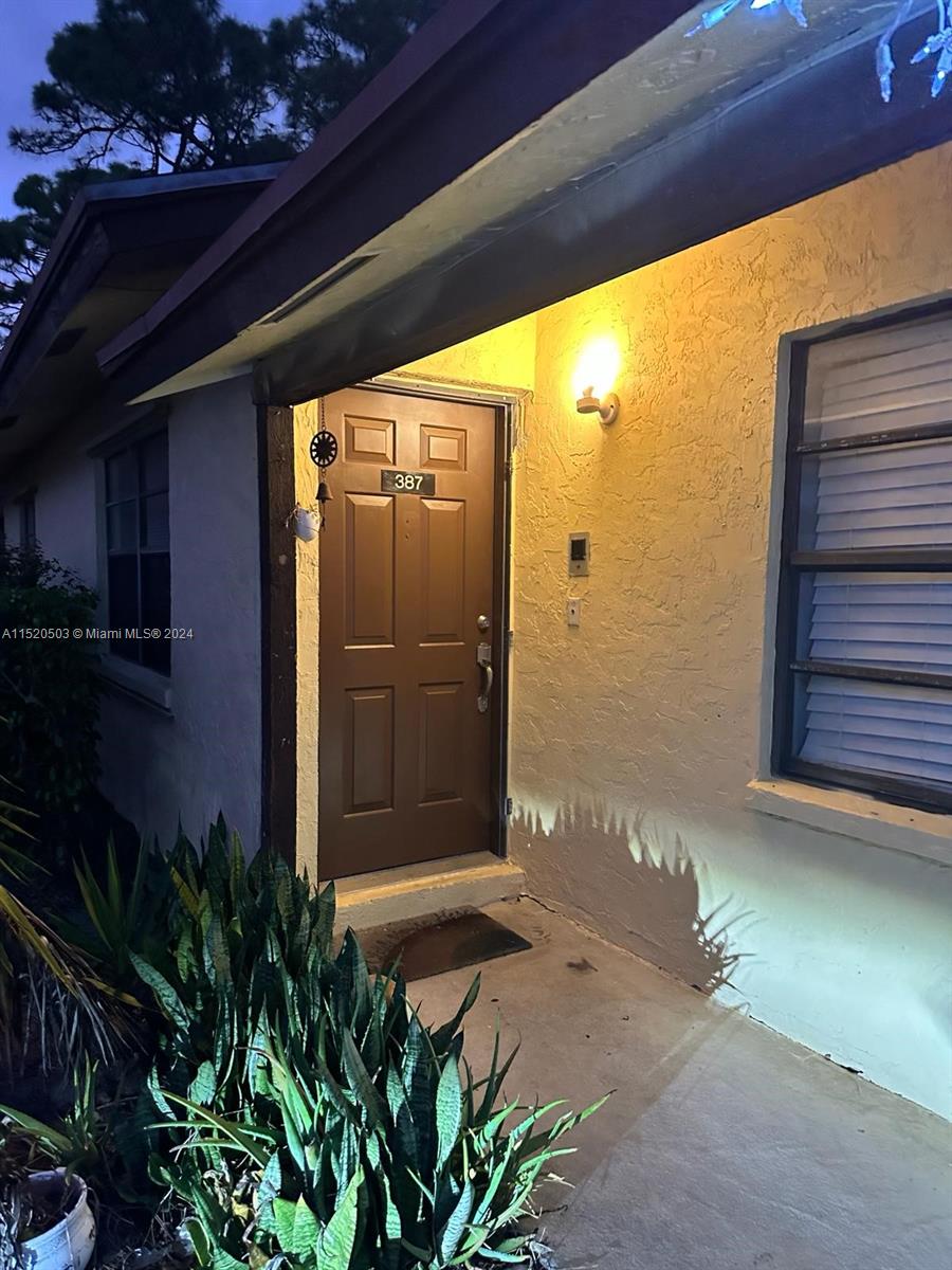 387 Glenwood Dr 387, West Palm Beach, Palm Beach County, Florida - 2 Bedrooms  
1 Bathrooms - 
