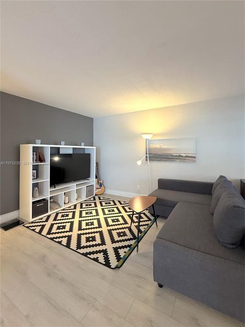 541 Blue Heron Dr 201 Hallandale Beach FL 33009