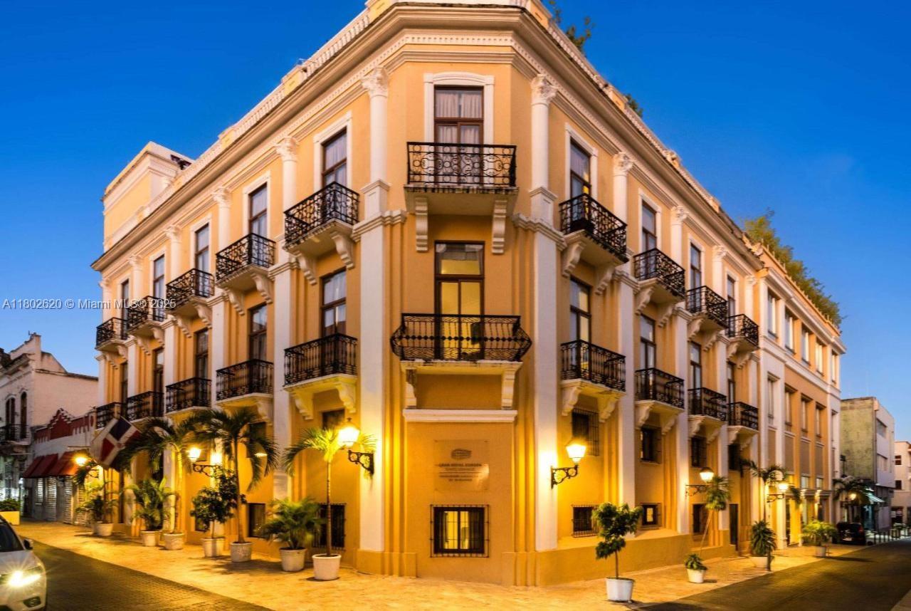 Hotel Gran Europa. Its unique location in the heart of the Colonial City of Santo Domingo allows easy access to all the services of the area.
93 rooms, divided into 2 historic buildings, modern and vintage, the Gran Hotel Europa is positioned as one of the largest capacity hotels in the Colonial City, with a unique proposal for groups, as well as a perfect location for individual travelers, business people, and long stays.
The main building, old, recently restored, has 50 rooms, which join the 43 rooms of the contemporary building completely rebuilt in 2021. The 2 buildings add 2 large connected terraces, the roof top SKY EUROPA, a lounge bar with its own soul, and the TERRAZA EUROPA restaurant where breakfast is served every morning to the guests of the Gran Hotel Europa.