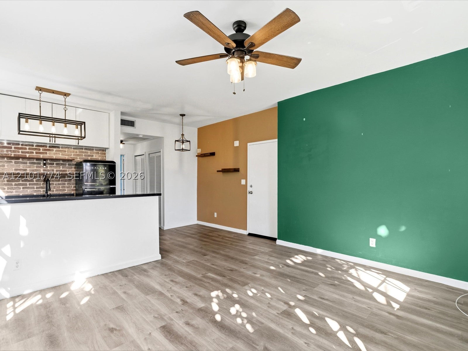 1523 West Ave 202